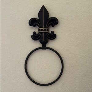 Elegant Black Fleur-de-Lis Towel Ring